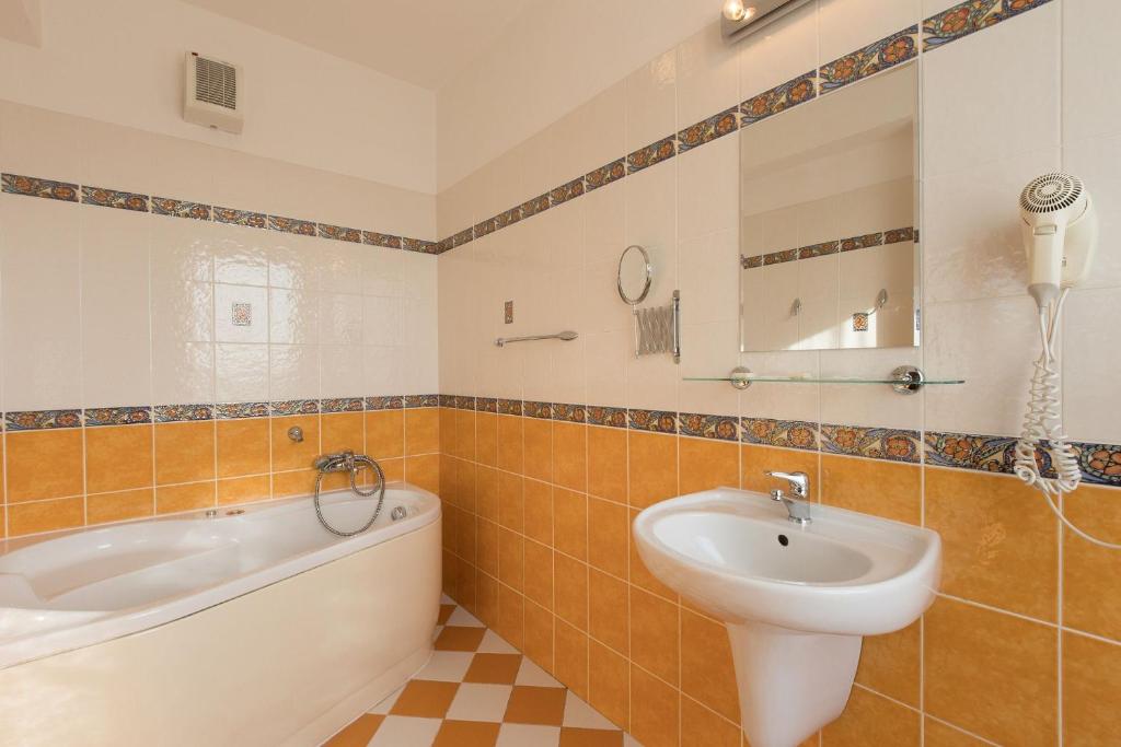 Vannituba majutusasutuses Hotel Belvedere Příbram