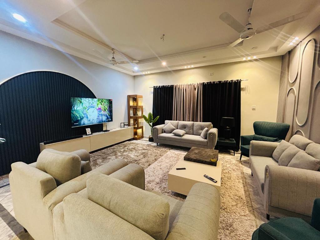 イスラマバードにあるSpacious & Lavish Kanal Portion in Islamabadのソファと薄型テレビのあるリビングルーム