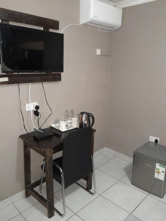 TV a/nebo společenská místnost v ubytování Three Way Inn