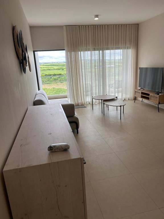 TV a/nebo společenská místnost v ubytování Sky serenity two rooms apartment