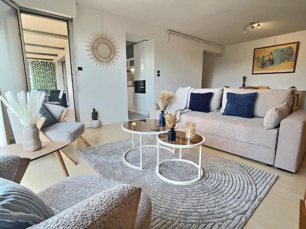 un salon avec un canapé et une table dans l'établissement L'Ame du Peintre - Terrasse - Parking - Centre, à Albi