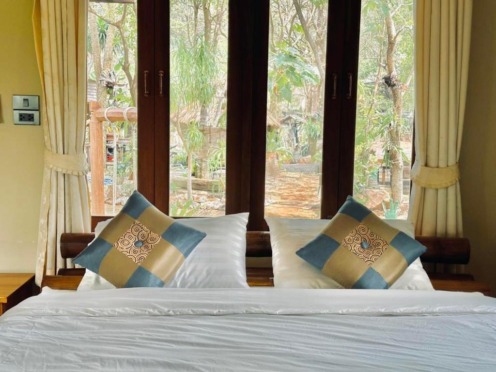 Postel nebo postele na pokoji v ubytování The Frog Khaoyai Resort