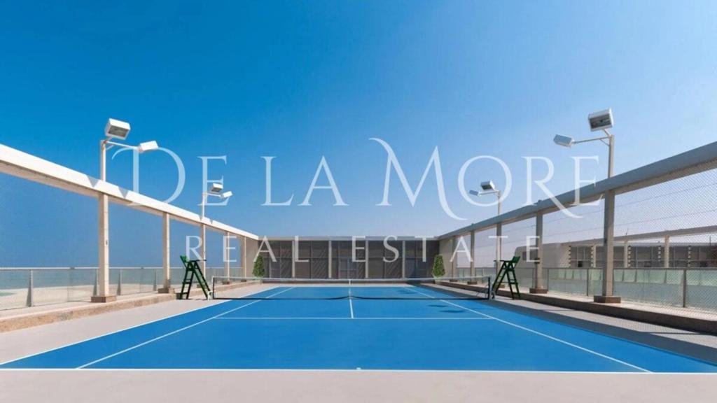 Tenis a/nebo squash v ubytování De la More stylish luxury apartment by the beach in brand new condition nebo okolí