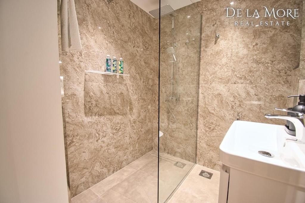 Koupelna v ubytování De la More stylish luxury apartment by the beach in brand new condition