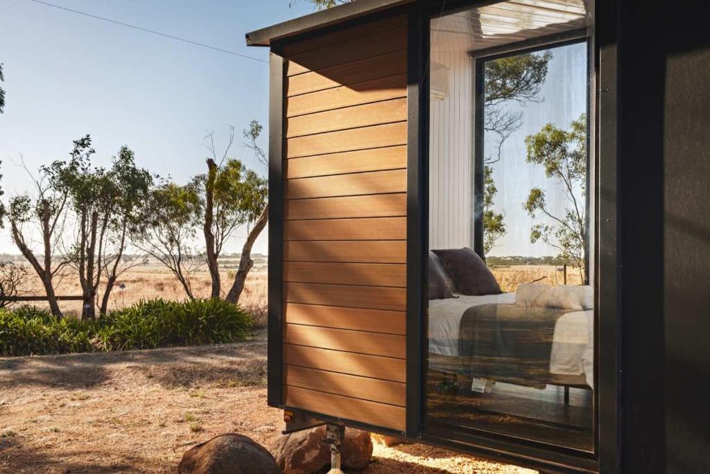 Garður fyrir utan Pine Hill Tiny House by Tiny Away