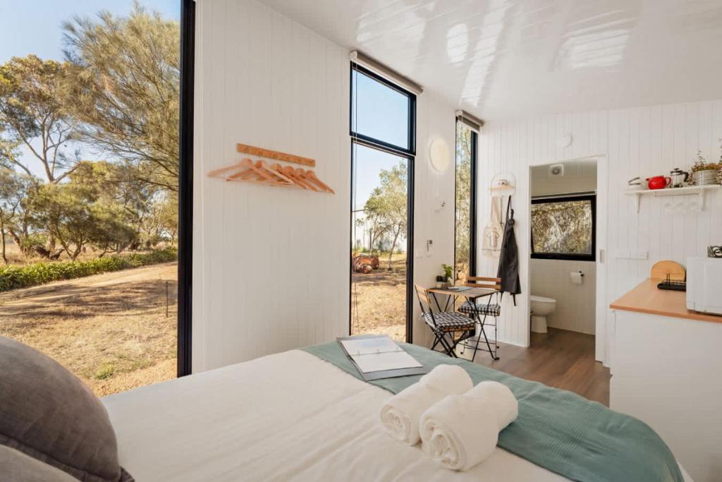 Rúm í herbergi á Pine Hill Tiny House by Tiny Away
