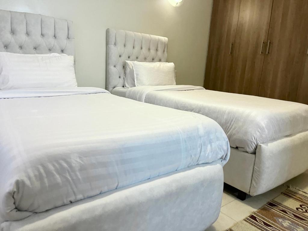 Postel nebo postele na pokoji v ubytování Naka Executive Suites With Balcony, Amazing View of Lake Nakuru, GYM