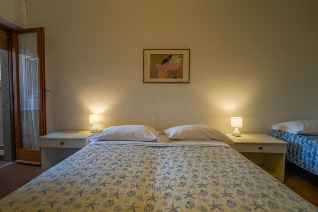 Postel nebo postele na pokoji v ubytování Hotel Da Ruggero - 100m dal Porto