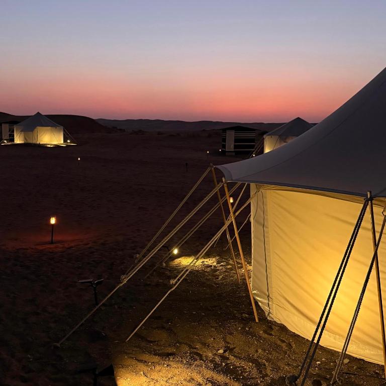 Sortida o posta de sol des de la tenda de luxe