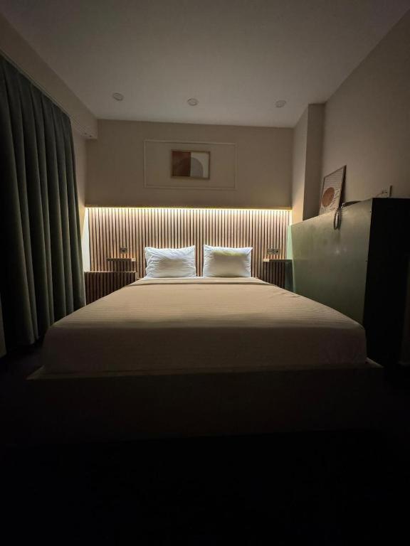 Кровать или кровати в номере Rafinn Hotel