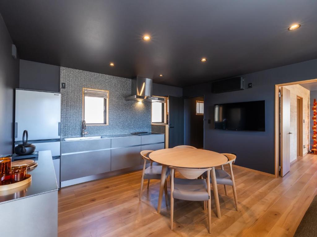 a kitchen and dining room with a table and chairs at Kawaguchiko Country Cottage Ban in Fujikawaguchiko