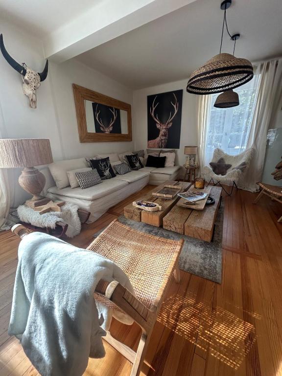 un salon avec un canapé et une table dans l'établissement Maison Serre Chevalier, à Saint-Chaffrey