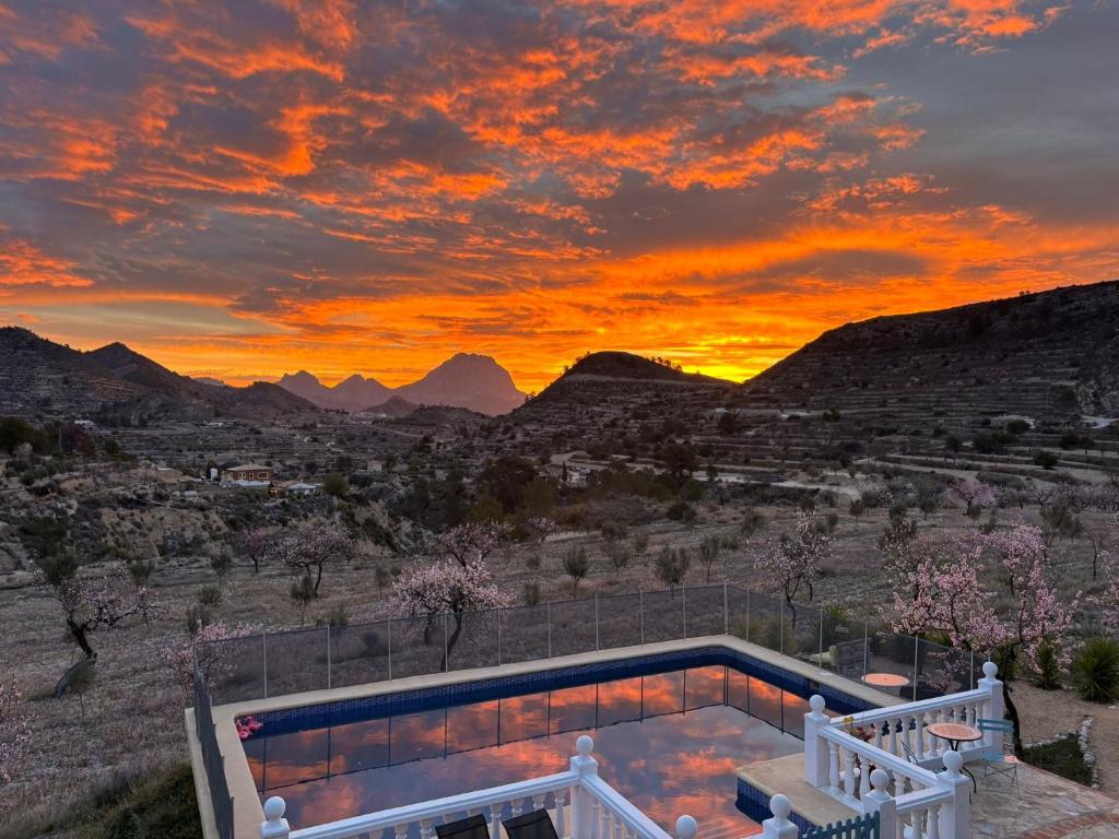 Casa Pura Vida في Relleu: إطلالة الغروب على الجبال من المنزل