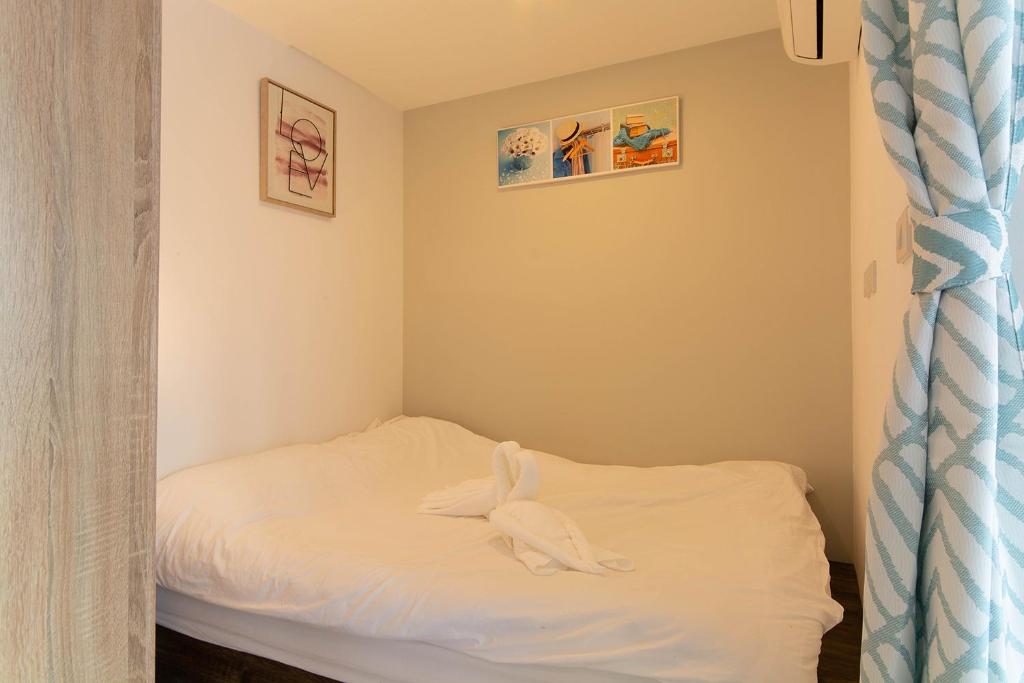 Postel nebo postele na pokoji v ubytování Mantra Beach condominium By AProperty