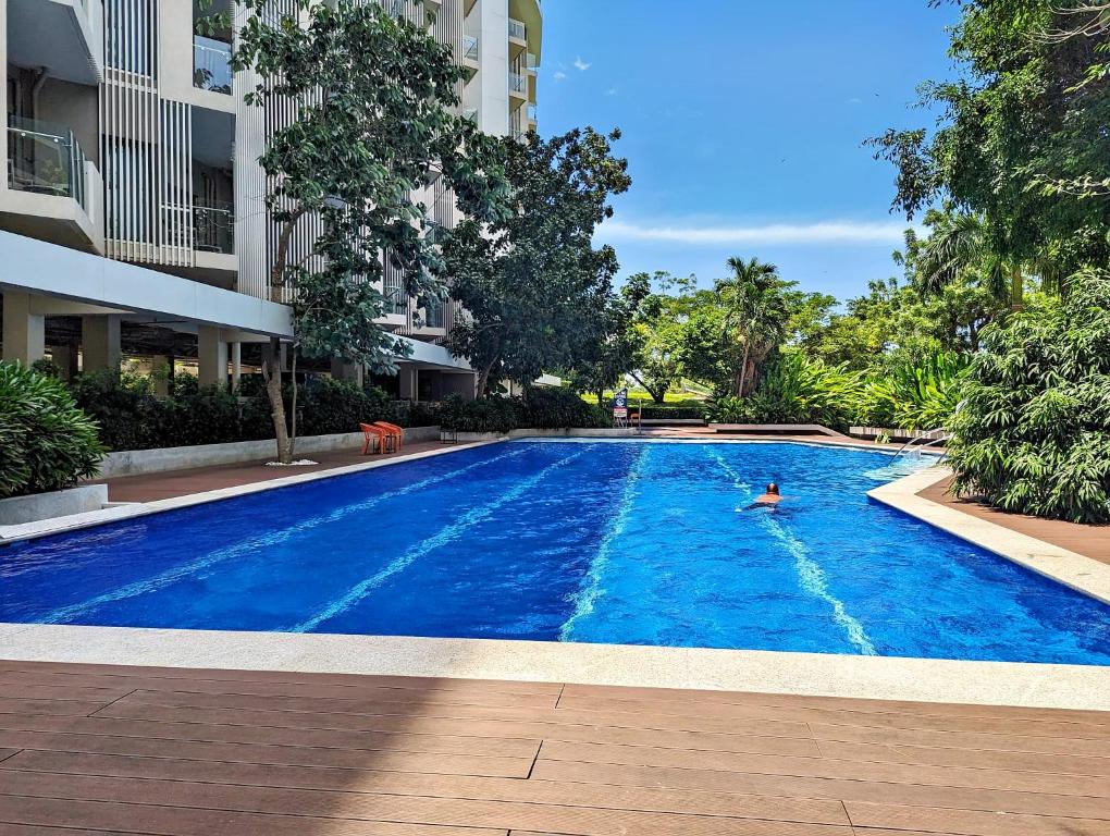 Bazén v ubytování Dominiks quite and Elegant Studio Ocean View Pool at Tambuli Resort High Floor nebo v jeho okolí