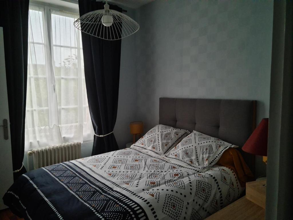 Postel nebo postele na pokoji v ubytování Chez Fabienne et Olivier, chambre privative avec SDB et WC, Avranches Baie du Mont Saint Michel