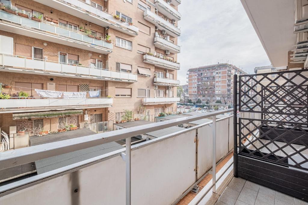balkon z widokiem na budynek w obiekcie Bed and Breakfast Impruneta28 w Rzymie