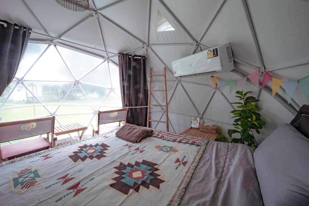 Postel nebo postele na pokoji v ubytování Cha-om camping ชะอม แคมป์ปิ้ง
