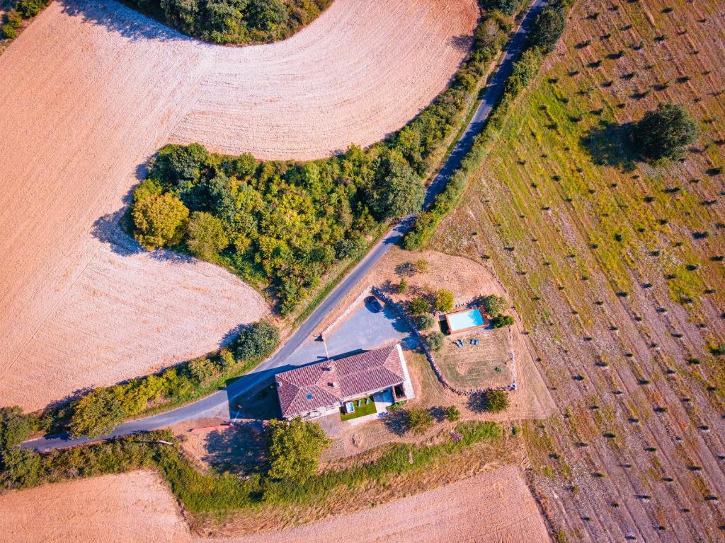 une vue aérienne sur une ferme avec une maison et un champ dans l'établissement Casa Lounell, à Graulhet