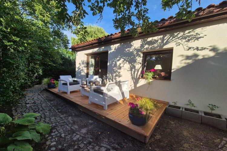 una casa con un ponte di legno con sedie e una finestra di Comfortable holiday home with sauna and whirlpool a Lubin