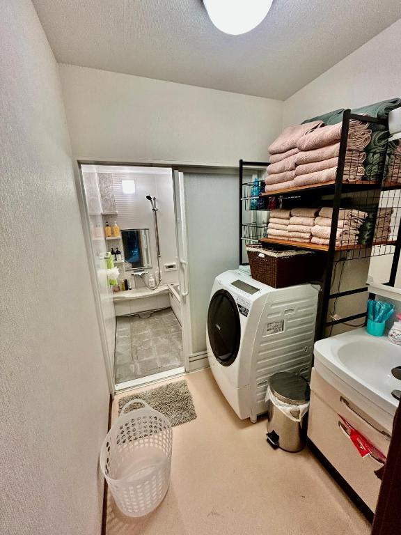 YamakamiにあるGuest House DETARAMESOのバスルーム(洗濯機、シャワー付)