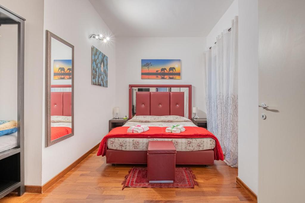 sypialnia z czerwonym łóżkiem w białym pokoju w obiekcie Bed and Breakfast Impruneta28 w Rzymie
