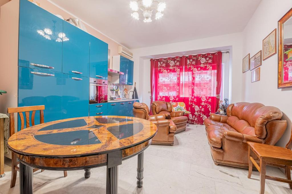 salon ze stołem i skórzanymi krzesłami w obiekcie Bed and Breakfast Impruneta28 w Rzymie