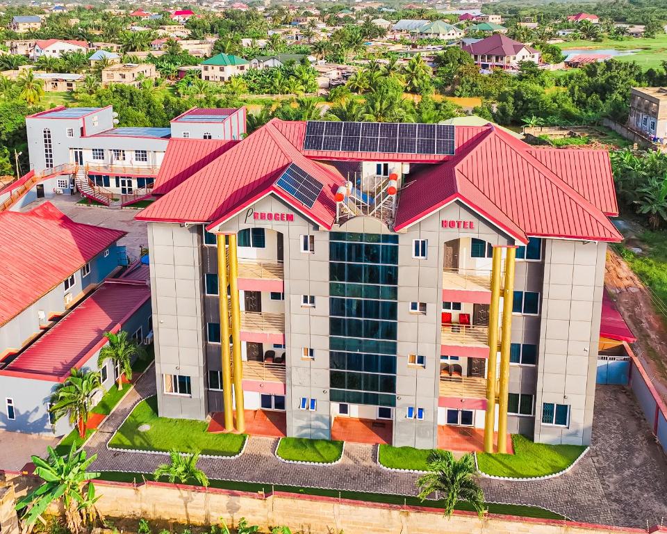 Una vista aérea de un edificio con paneles solares. en RHOGEM Hotel, en Takoradi