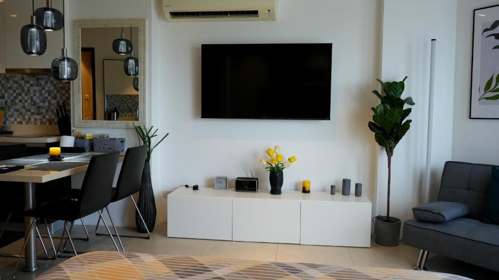 TV a/nebo společenská místnost v ubytování Dominiks Stylish Resort Gem Ocean View Pool Queen Bed at Tambuli 8 Floor Fast Wifi