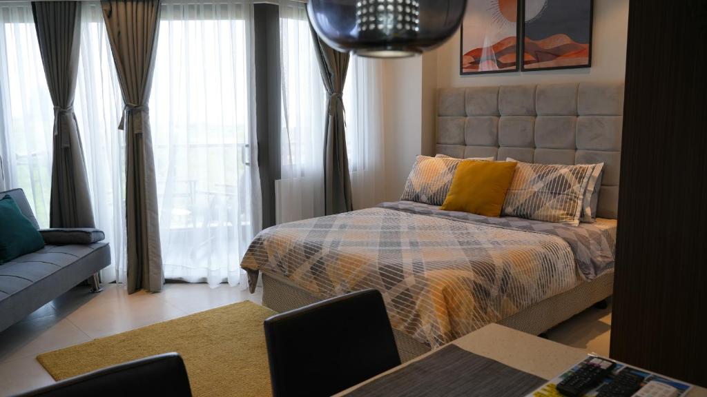 Postel nebo postele na pokoji v ubytování Dominiks Stylish Resort Gem Ocean View Pool Queen Bed at Tambuli 8 Floor Fast Wifi