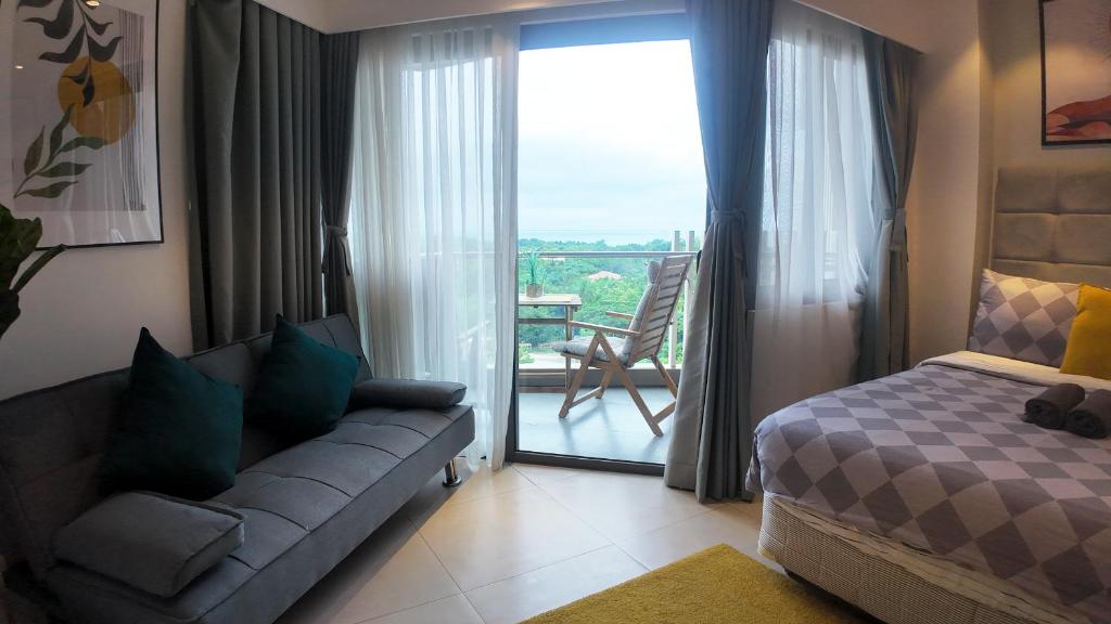 Postel nebo postele na pokoji v ubytování Dominiks Stylish Resort Gem Ocean View Pool Queen Bed at Tambuli 8 Floor Fast Wifi