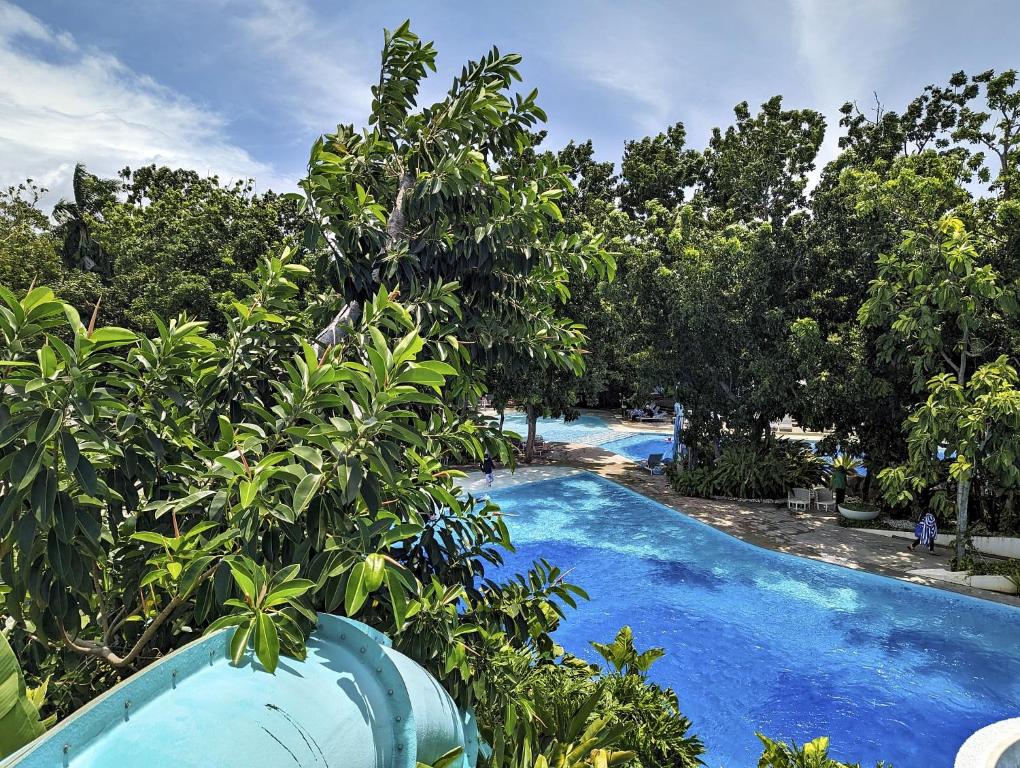 Bazén v ubytování Dominiks Stylish Resort Gem Ocean View Pool Queen Bed at Tambuli 8 Floor Fast Wifi nebo v jeho okolí