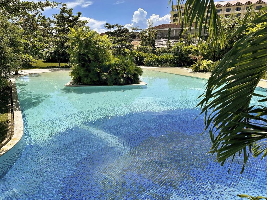 Bazén v ubytování Dominiks Stylish Resort Gem Ocean View Pool Queen Bed at Tambuli 8 Floor Fast Wifi nebo v jeho okolí