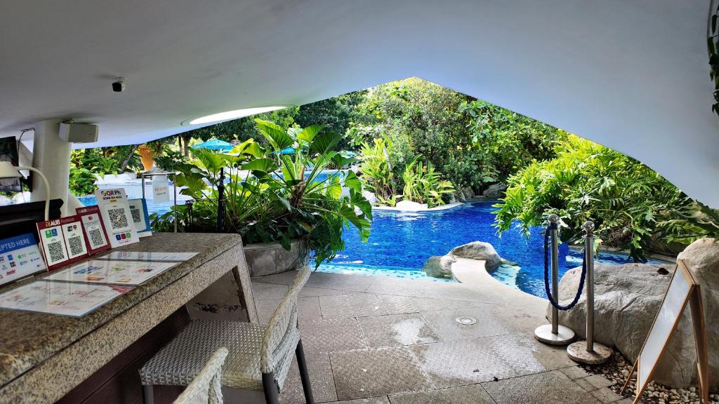 Bazén v ubytování Dominiks Stylish Resort Gem Ocean View Pool Queen Bed at Tambuli 8 Floor Fast Wifi nebo v jeho okolí