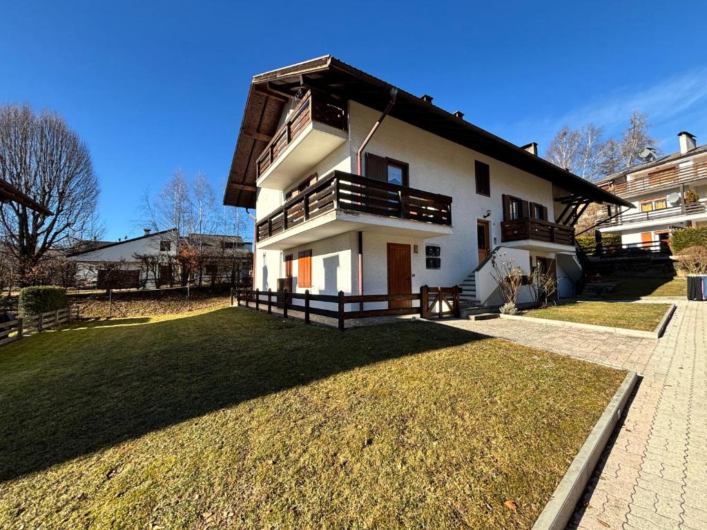 Το κτήριο όπου στεγάζεται  το διαμέρισμα