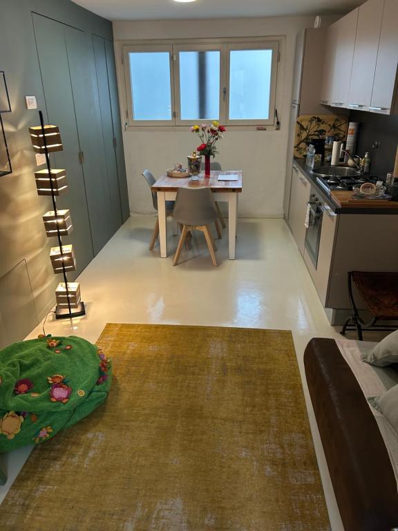 Kuchyňa alebo kuchynka v ubytovaní Loft Crimea con patio