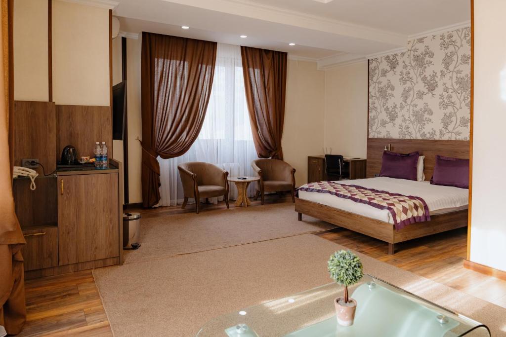 Postel nebo postele na pokoji v ubytování Bishkek Centrum Hotel
