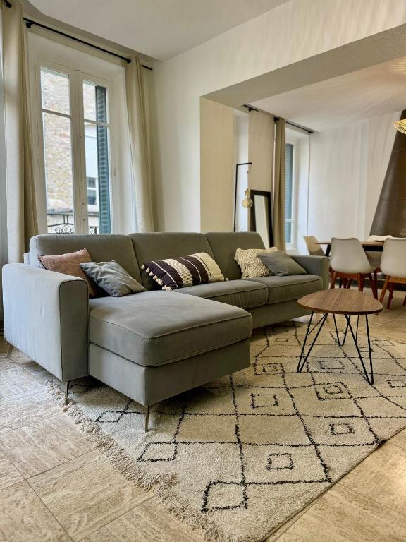 un salon avec un canapé et un tapis dans l'établissement 102 - Terrasse de la Bastide, à Carcassonne