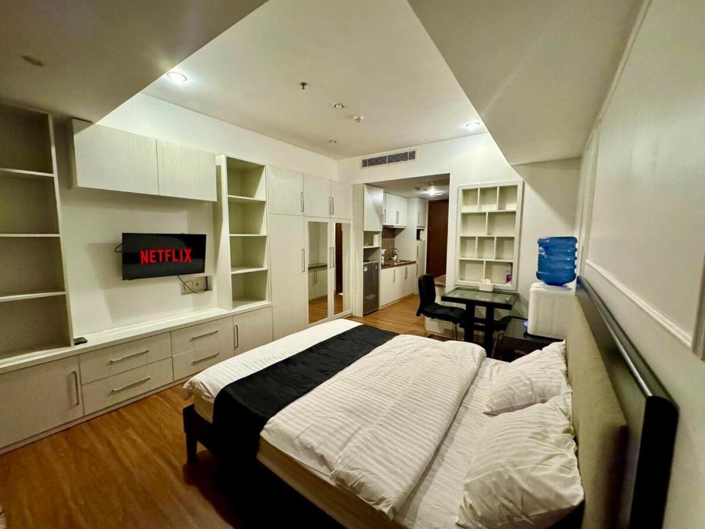 Ένα ή περισσότερα κρεβάτια σε δωμάτιο στο Cozy Studio U Residence 2 - Netflix and WiFi