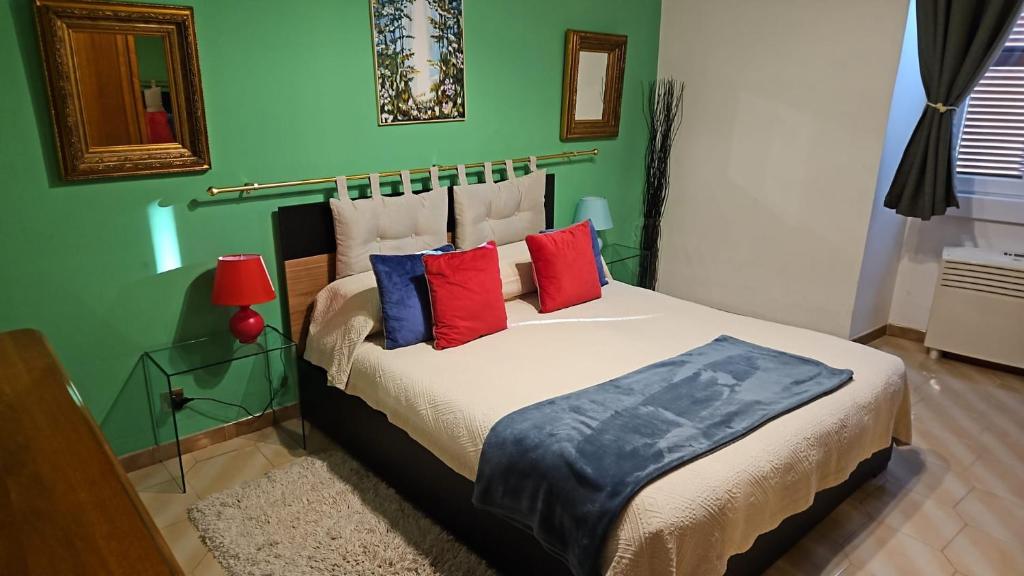 Łóżko lub łóżka w pokoju w obiekcie Casa Rossi Roma