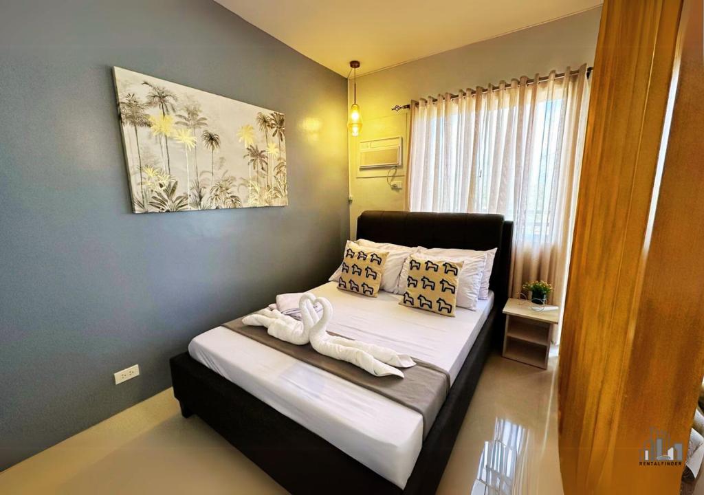 Postel nebo postele na pokoji v ubytování Puerto Princesa 1BR Relaxing Staycation with a Balcony, Car and Motorbike Rentals- B1 5Topaz
