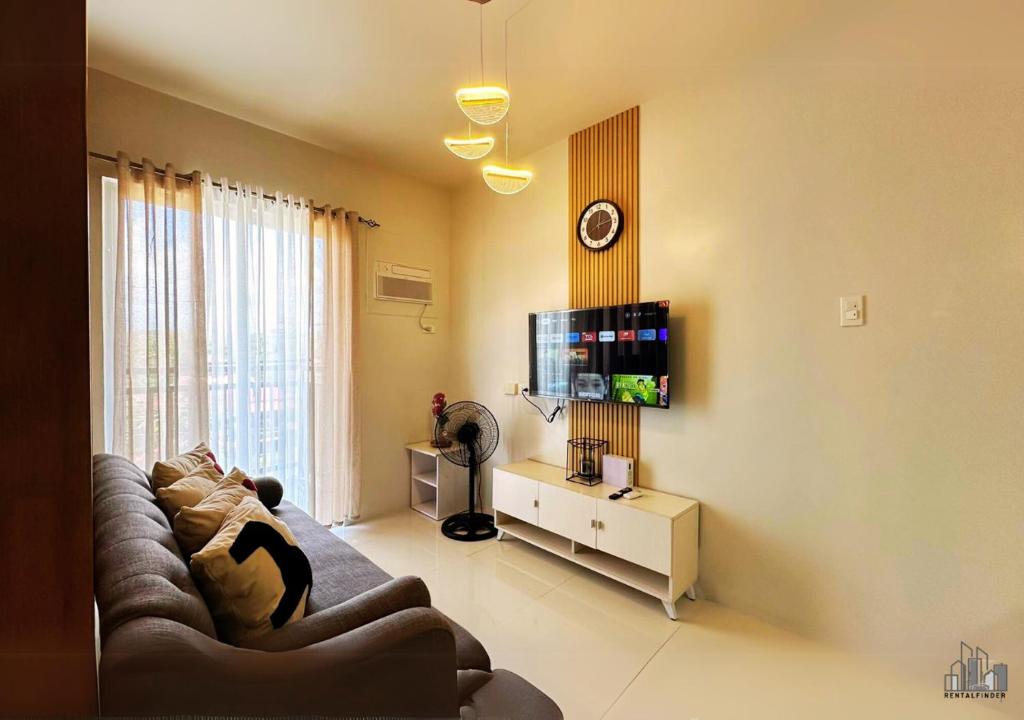 TV a/nebo společenská místnost v ubytování Puerto Princesa 1BR Relaxing Staycation with a Balcony, Car and Motorbike Rentals- B1 5Topaz