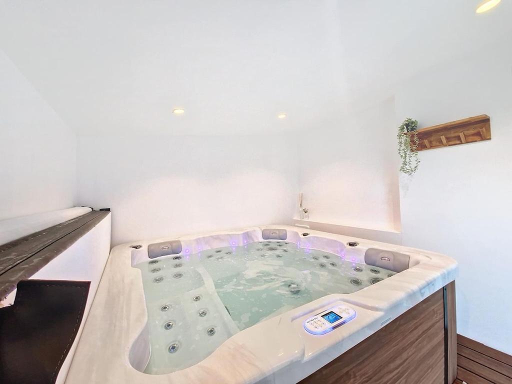 Cette chambre comprend : dans l'établissement Maison avec jacuzzi, à Saint-Erblon