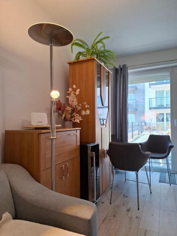 Mieszkanie 46m2 - 2 pokojowe z ogródkiem , WIFI , Bezpłatny parking nr 126, Szybkie połączenie z lotniskiem, autobus 120 - 7