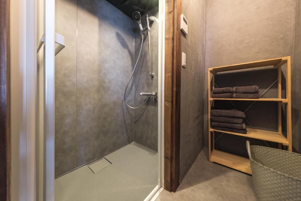 Koupelna v ubytování 一棟貸切古民家,信州麹屋の宿,愛犬OK, 平日割,最大9名,Private villa