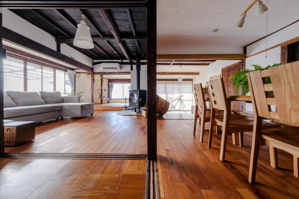 Posezení v ubytování 一棟貸切古民家,信州麹屋の宿,愛犬OK, 平日割,最大9名,Private villa