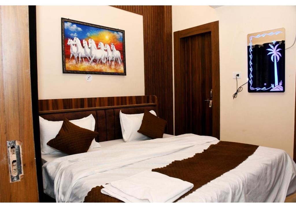 Ένα ή περισσότερα κρεβάτια σε δωμάτιο στο Tirupati Balaji Inn Bageshwar Dham