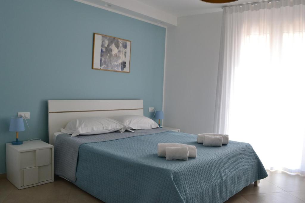 a bedroom with a bed with two towels on it at B&B Sole&Sale in San Leone