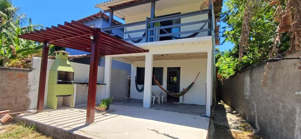 a house with a hammock outside of it at Casa para relaxar a 600 M da Praia do Paí Vitório in Búzios