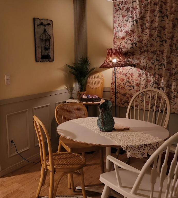 a dining room with a table and chairs at Casa de Minrak in Busan